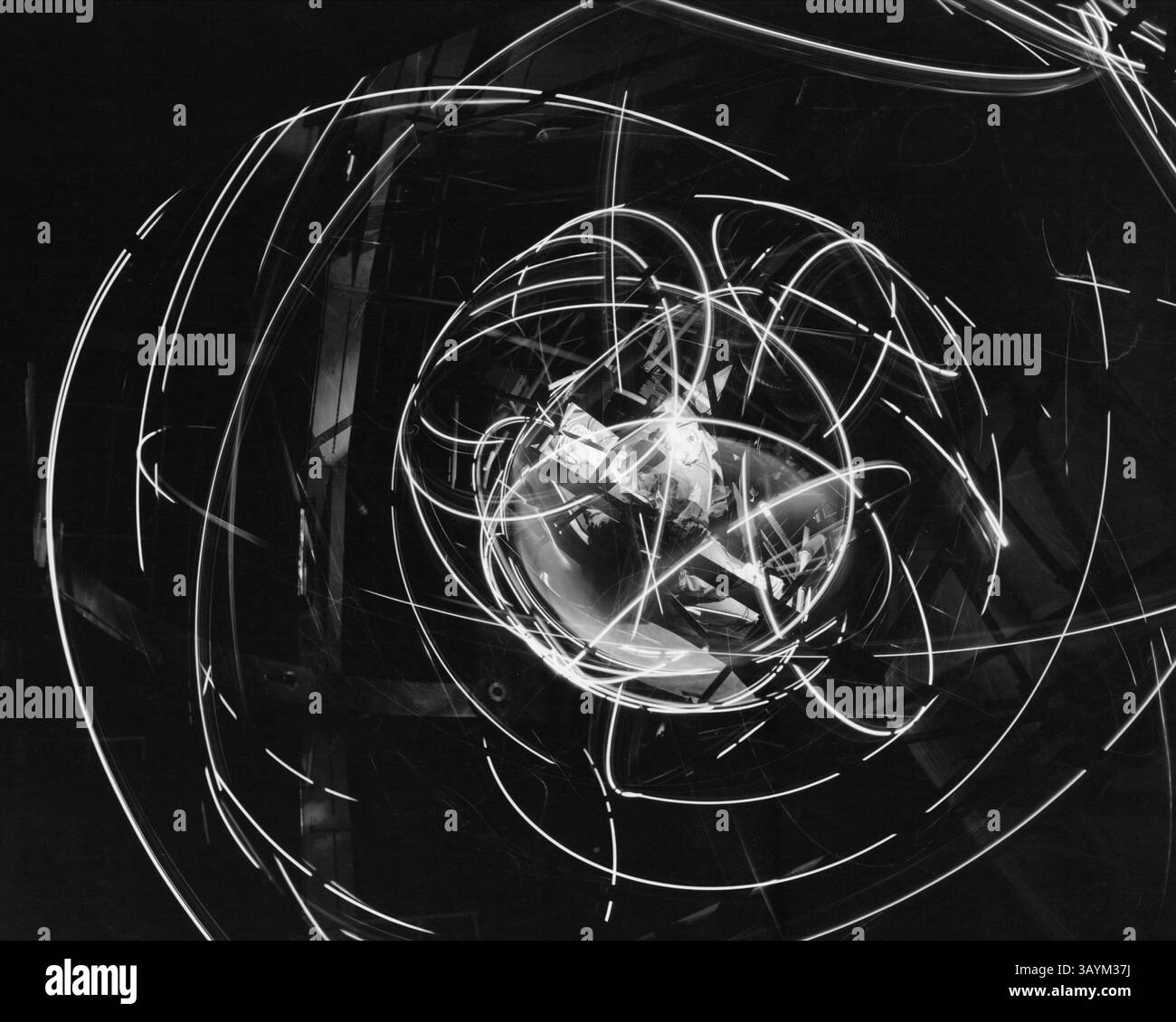 2 agosto 1959 - Cleveland, Ohio, Stati Uniti - questo carro cardanico, formalmente noto come MASTIF, o multiple Axis Space test Inertia Facility, è stato progettato per simulare i movimenti di rotolamento e rotolamento di una capsula spaziale e addestrare gli astronauti Mercury a controllare rollio, beccheggio e imbardata attivando getti di azoto, utilizzati come freni e riportare il veicolo sotto controllo. (Immagine di credito: © NASA/ZUMApress.com) Foto Stock