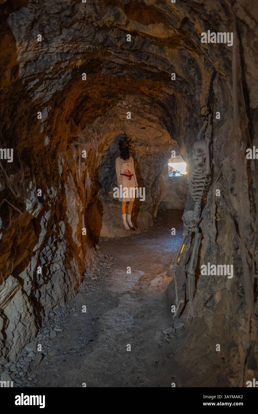 Corridoio sotterraneo al castello di Vezio in Italia. IMMAGINE Foto Stock