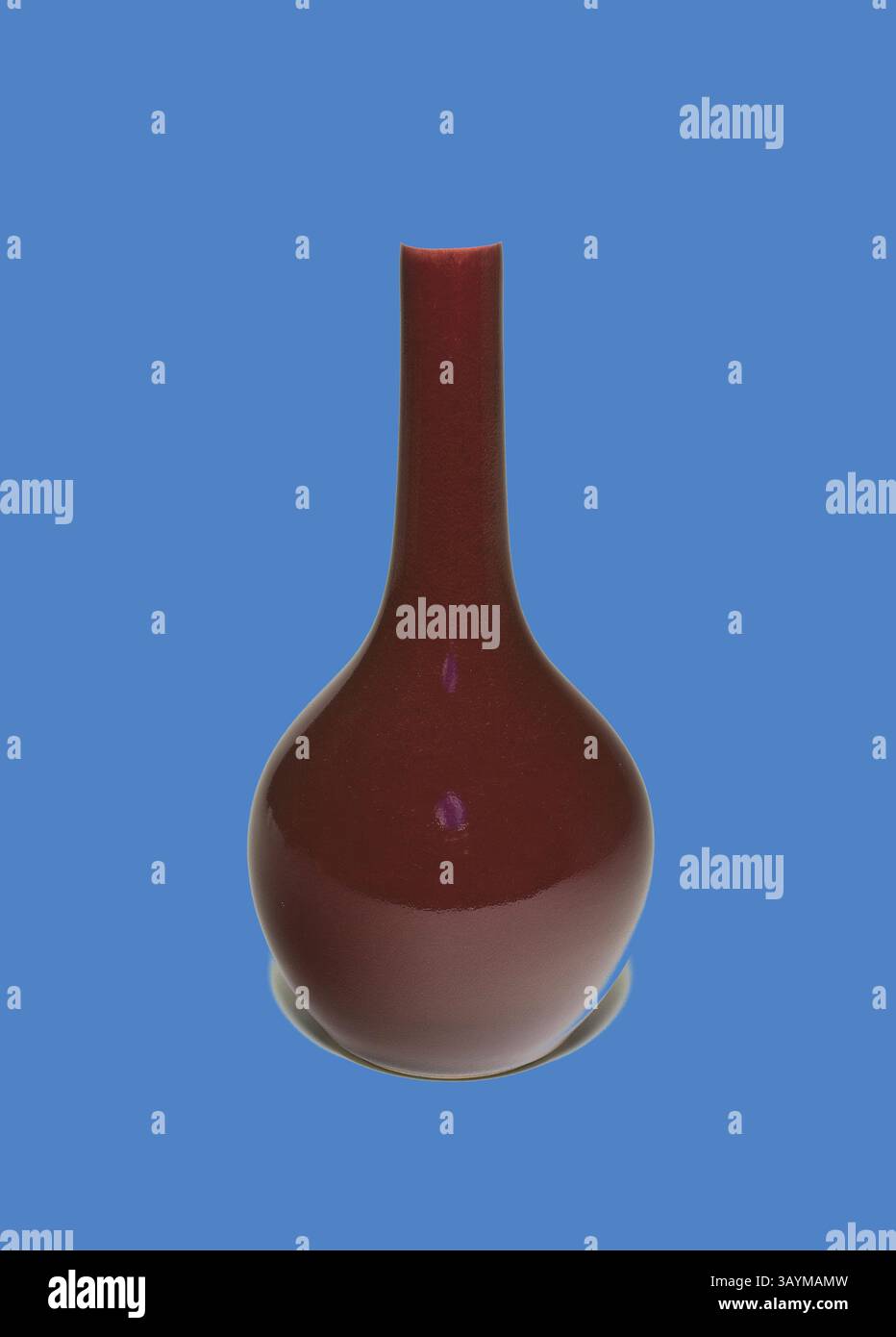 Elegante vaso in ceramica marrone con collo sottile e base arrotondata, su uno sfondo blu vivace. Vaso, dinastia Qing (1644–1911), XVIII secolo, Cina, porcellana con glassa cremisi, H. 19,8 cm (7 13/16 pollici), diam. 10,1 cm Arte classica con un tocco moderno reinventata da Artotop Foto Stock