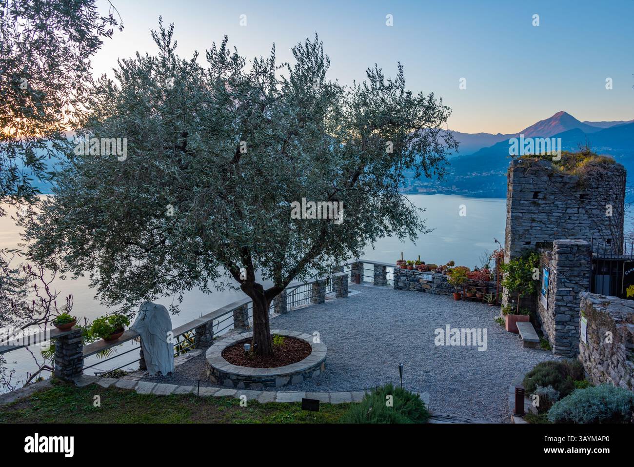 Castello di Vezio sopra Varenna, in Italia. IMMAGINE Foto Stock