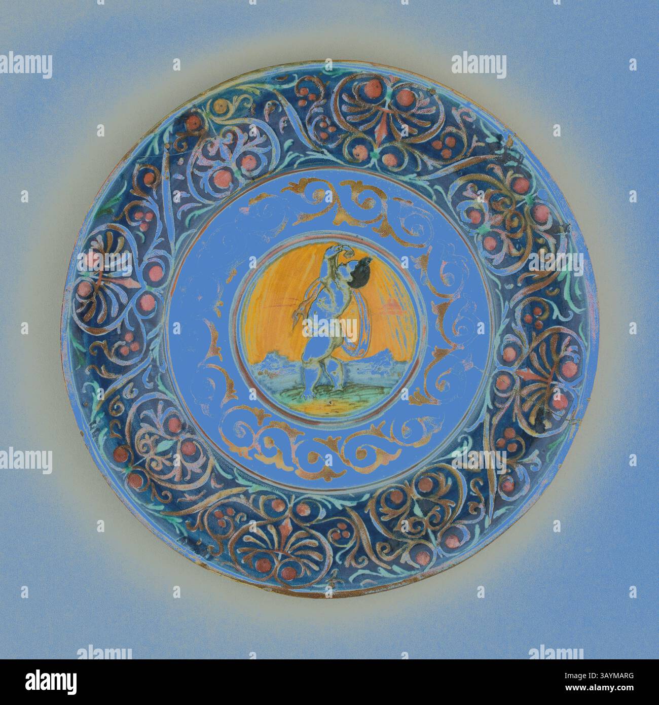 Un piatto circolare decorativo caratterizzato da intricati motivi floreali e un'illustrazione centrale di un uccello, circondato da colori vivaci che ne esaltano il fascino artistico. Piatto con cupido, 1530/40, italiano, Gubbio, attribuito alla bottega di Giorgio Andreoli, Gubbio, terracotta smaltata di latta (maiolica), diametro: 23,5 cm (9 1/4 poll.) Arte classica con un tocco moderno reinventata da Artotop Foto Stock