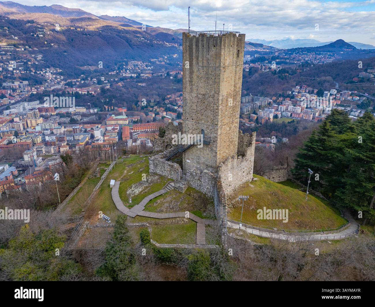 Castello Baradello con vista sulla città italiana di Como. IMMAGINE Foto Stock