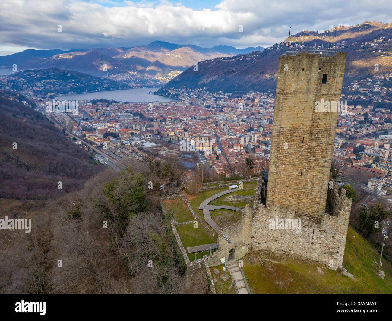 Castello Baradello con vista sulla città italiana di Como. IMMAGINE Foto Stock