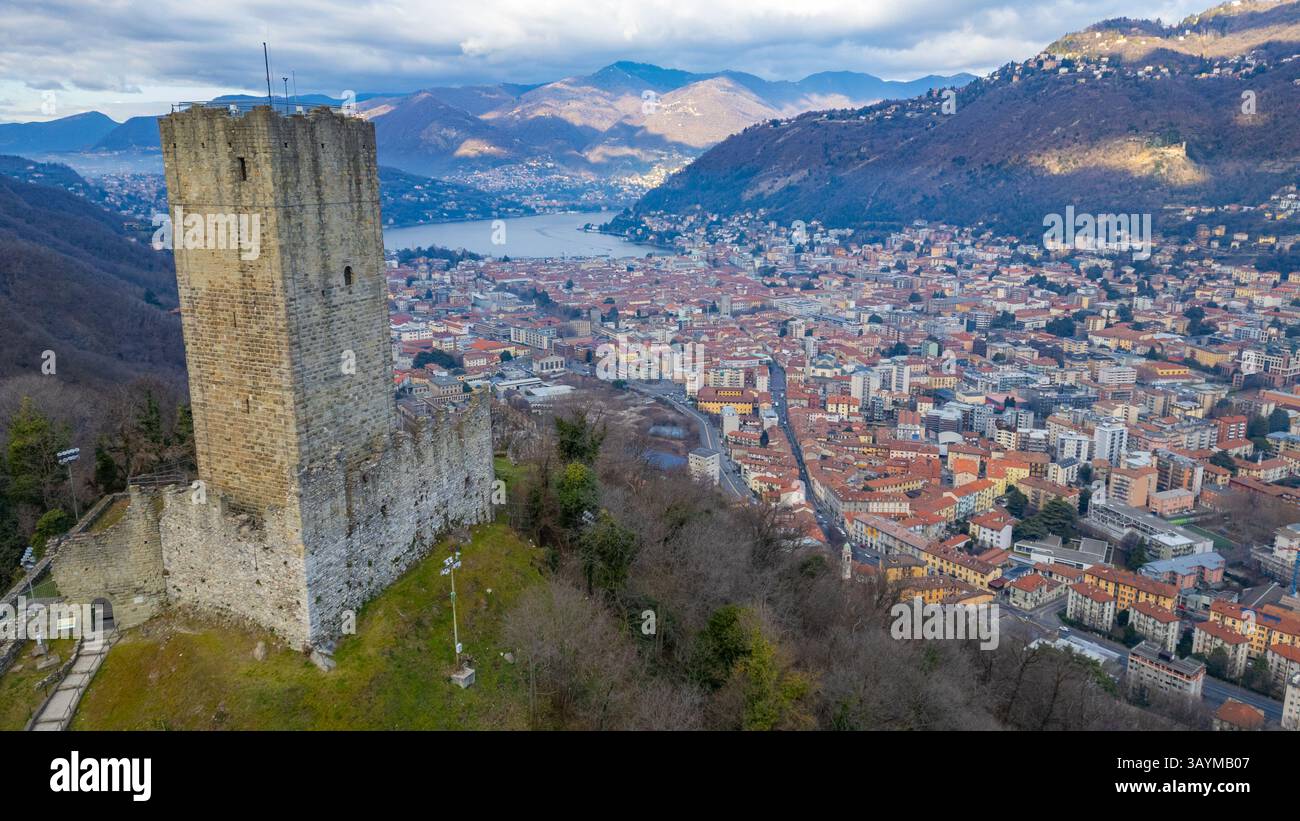 Castello Baradello con vista sulla città italiana di Como. IMMAGINE Foto Stock
