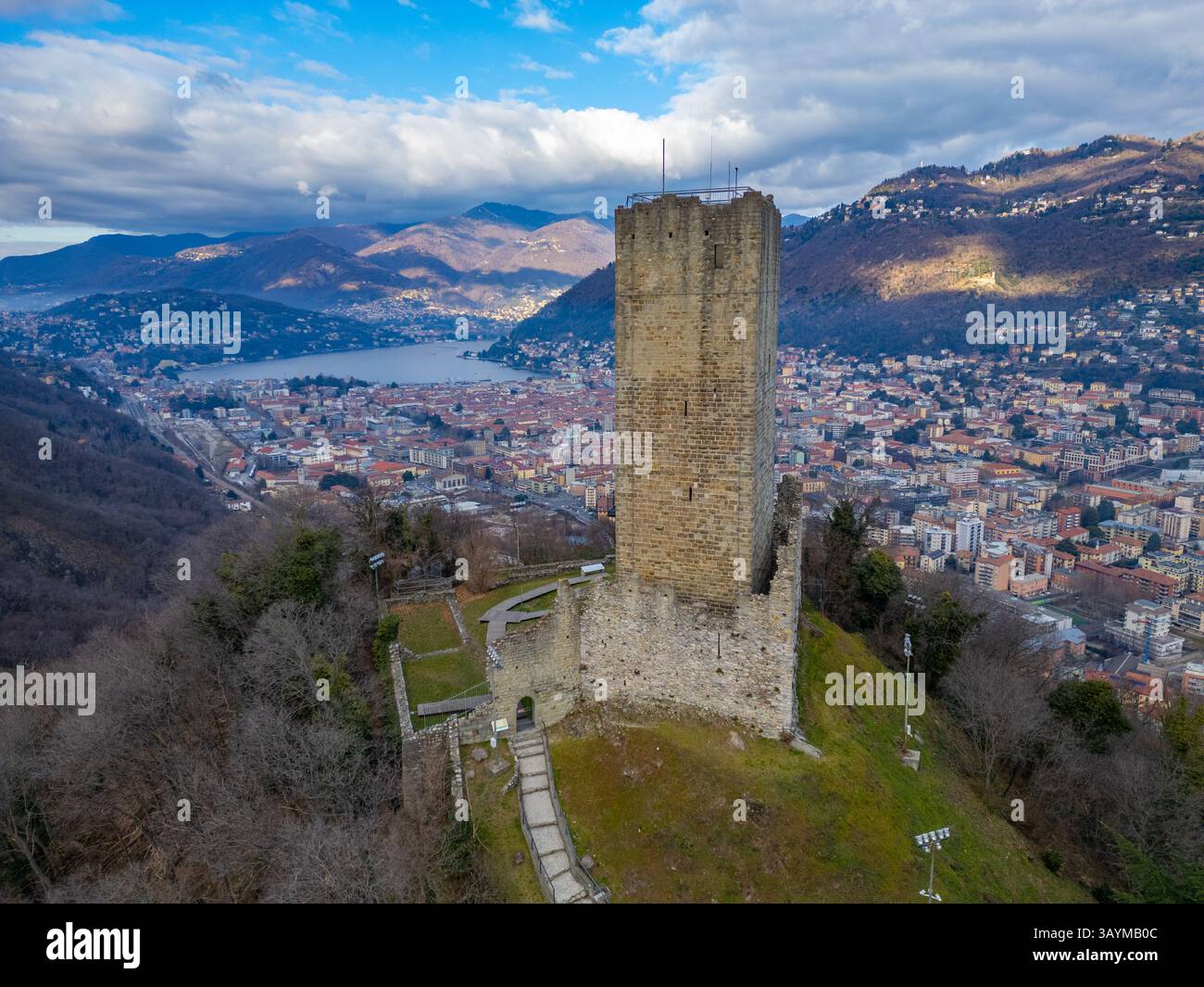 Castello Baradello con vista sulla città italiana di Como. IMMAGINE Foto Stock