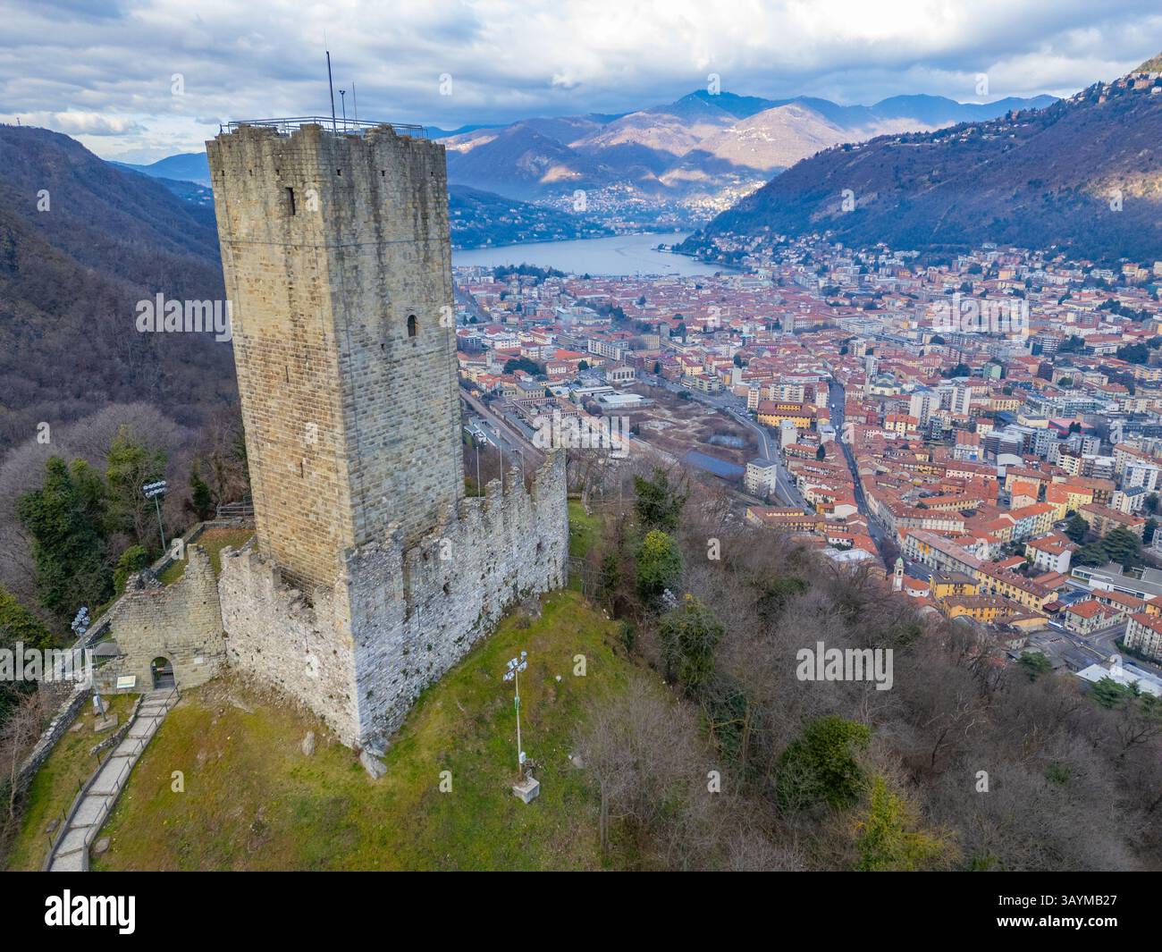 Castello Baradello con vista sulla città italiana di Como. IMMAGINE Foto Stock