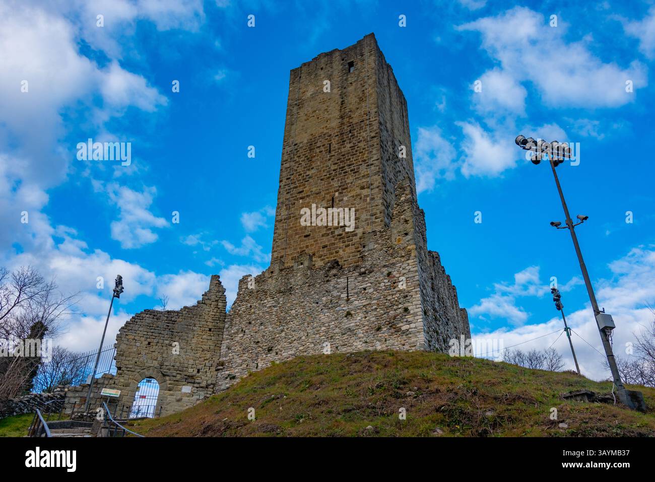 Castello Baradello con vista sulla città italiana di Como. IMMAGINE Foto Stock