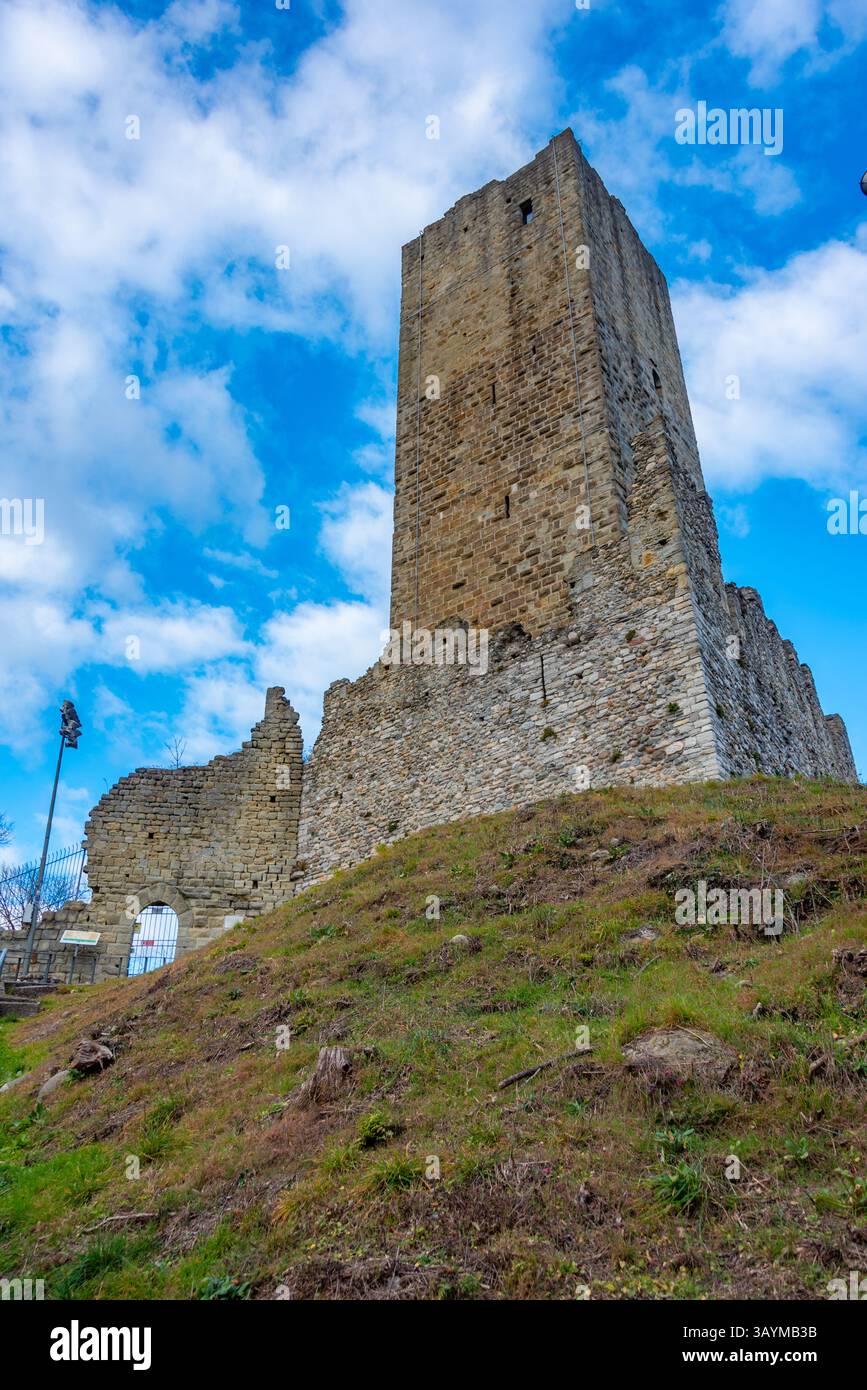 Castello Baradello con vista sulla città italiana di Como. IMMAGINE Foto Stock