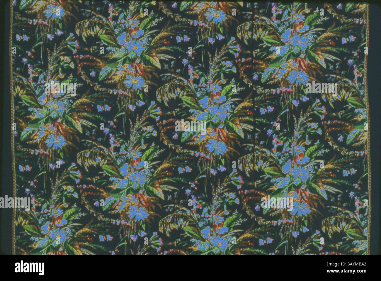 Un vivace motivo floreale caratterizzato da fiori blu, vegetazione lussureggiante e accenni di elementi arancioni, che creano un design ricco e vivace. Quattro pannelli, c. 1850/70, Inghilterra, ghetto di lana, stampato a blocchi, 167,7 x 43,2 cm (66 x 17 pollici), Miss Vandeveer, 1717, americana, XVIII secolo, precedentemente attribuito a John Watson, Stati Uniti, olio su tela, 73,7 x 52,7 cm (29 x 20 3/4 pollici) Arte classica con un tocco moderno reinventata da Artotop Foto Stock