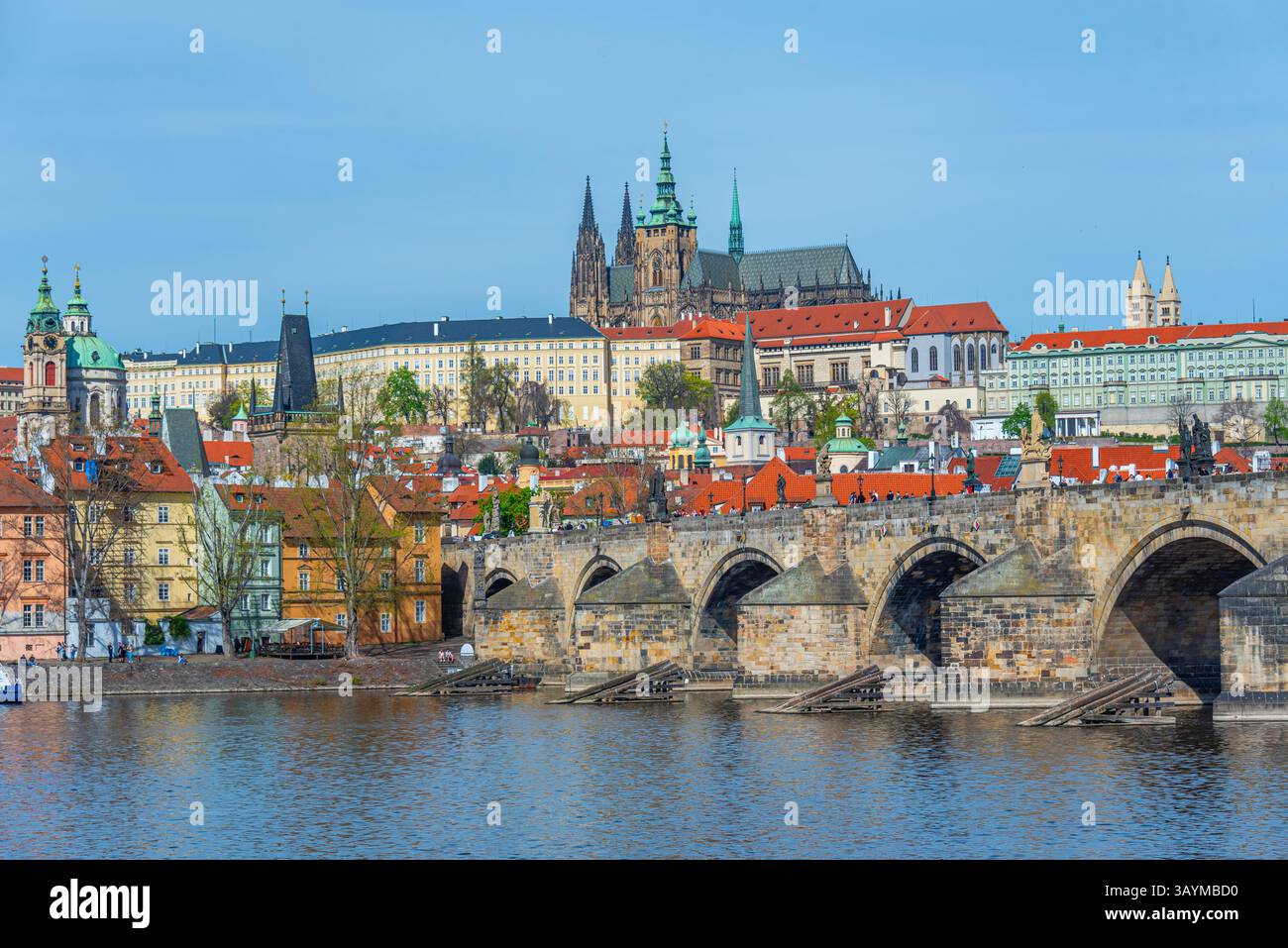 Panorama di Praga dominato dal castello di Praga, repubblica Ceca. IMMAGINE Foto Stock