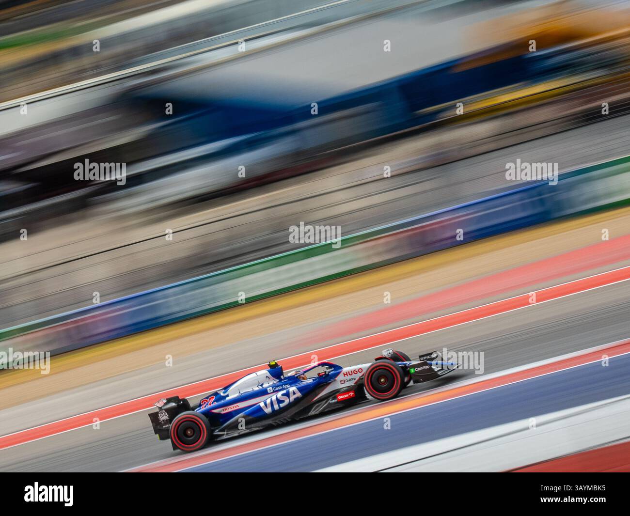 Yuki Tsunoda guida per Visa Cash App RB F1 durante le qualifiche sprint al Circuit of the Americas di Austin il 18 ottobre 2024. Foto Stock