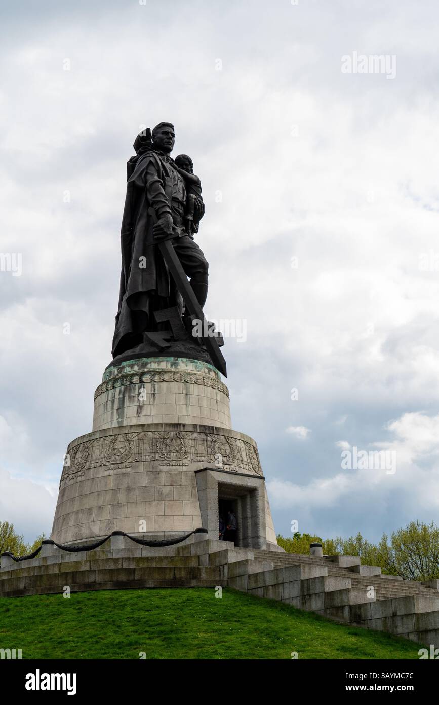 Berlino, 22 aprile 2025: Il Memoriale sovietico è un memoriale di guerra e cimitero militare nel Parco Treptower. È stato inaugurato l'8 maggio 1949. Foto Stock