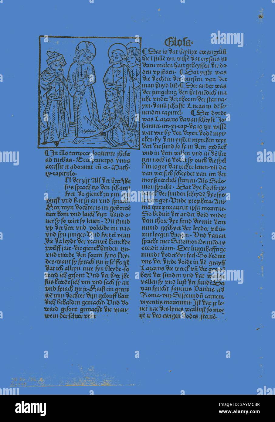 Un testo religioso ornato con illustrazioni medievali. Il lato sinistro mostra figure in abiti, probabilmente raffiguranti una scena biblica, mentre le intricate lettere riempiono lo spazio rimanente, trasmettendo una narrazione o dottrina del periodo. Lo sfondo è blu intenso, migliorando il contrasto delle illustrazioni e del testo. La donna guarì da una questione di sangue dal Plenarium (chiamato anche Deutsche Evangelien und Episteln, o Vangeli e lettere tedesche), placca 36 da xilografie da libri del XV secolo, 1489, portfolio assemblato 1929, artista sconosciuto (Strasburgo, fine XV secolo), stampato Foto Stock