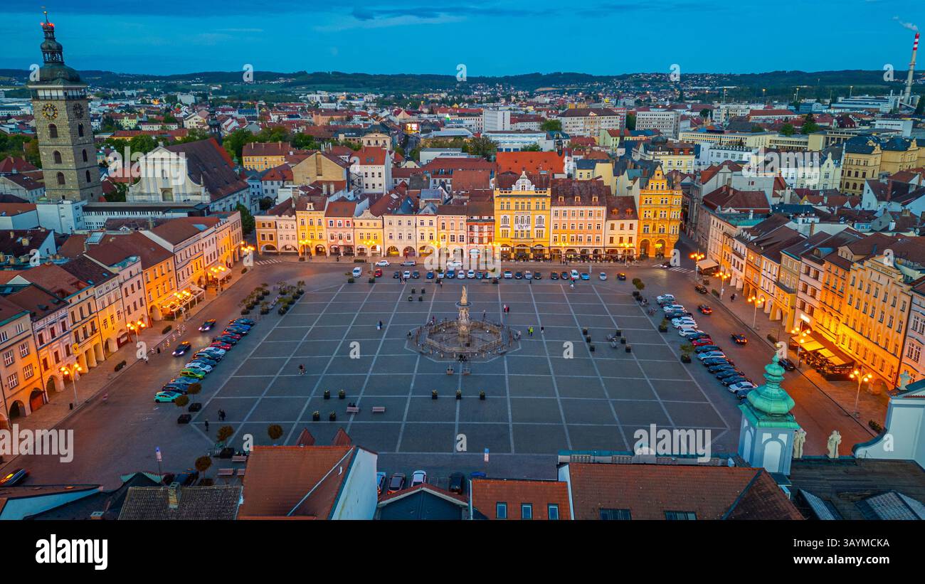 Panorama al tramonto della piazza principale di Ceske Budejovice, repubblica Ceca. IMMAGINE Foto Stock
