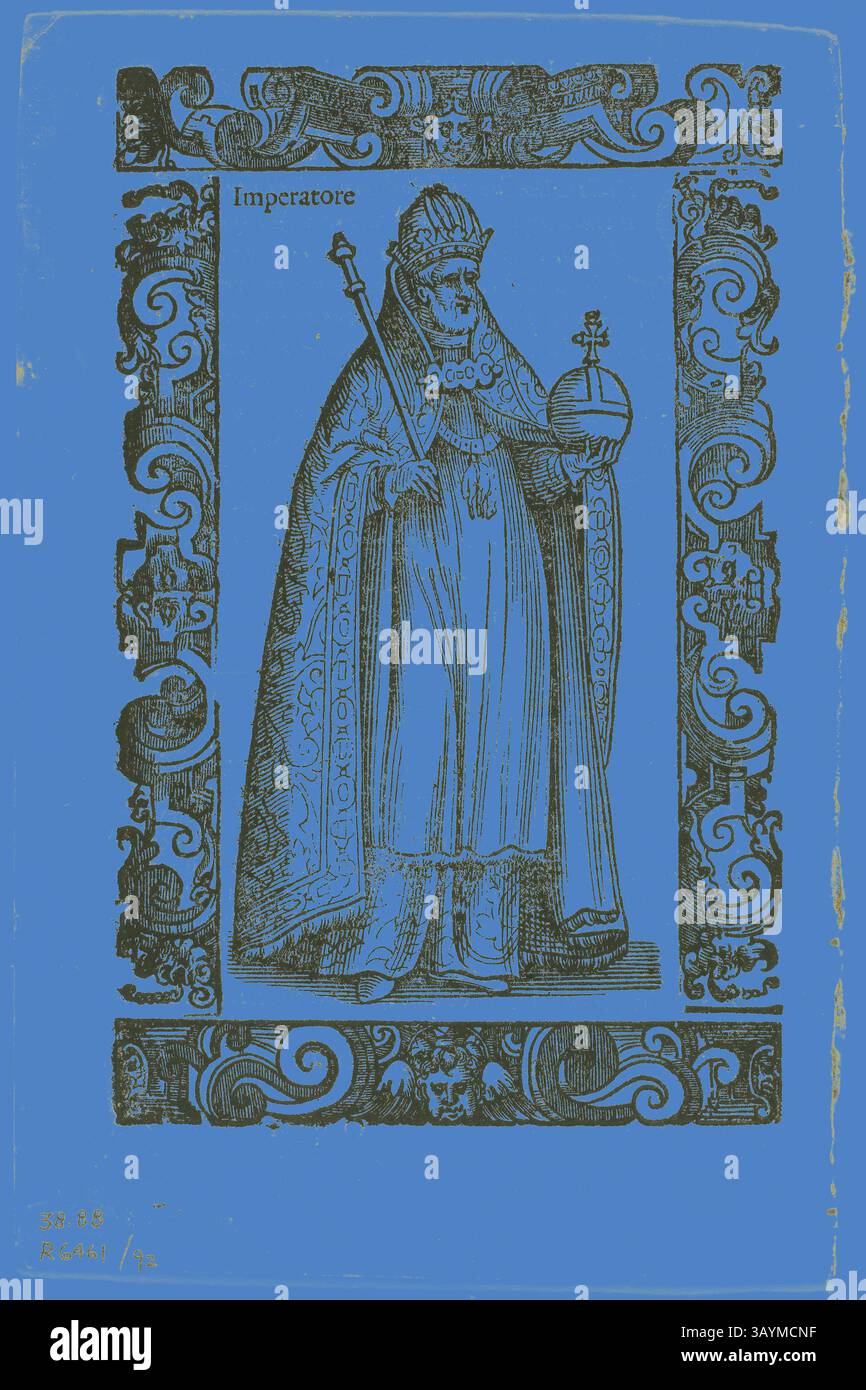 Una figura regale si erge adornata con abiti elaborati, tenendo uno scettro e una corona, a simboleggiare il potere e l'autorità. La figura è incorniciata da intricati bordi decorativi che aumentano la grandezza generale della scena. Il titolo "Imperatore" indica lo status imperiale del personaggio. Foglia di Habiti antichi e moderni, lastra 92 di xilografie di libri del XVI secolo, 1598, assemblata nel portafoglio 1937, Cesare Vecellio (1521-1601), assemblata da Max Geisberg (svizzero, 1875-1943), Italia, Woodcut su carta, 152 x 96 mm (immagine), 180 x 119 mm (foglio) Arte classica con un tocco moderno Foto Stock