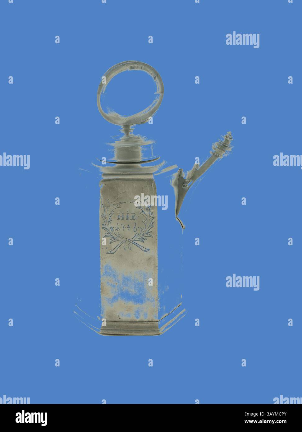 Un'acquatina anticata ornata presenta intricate incisioni, con un caratteristico manico ad anello e un beccuccio graziosamente ricurvo. Il vivace sfondo blu accentua il suo fascino vintage. Wine CAN, 1746, Wilhelm I. Breitenger i o II, Swiss, Zürich, Svizzera, Zürich, peltro, 37,5 x 16,5 x 23,5 cm (3/4 x 6 1/2 x 9 1/4 pollici) Arte classica con un tocco moderno reinventata da Artotop Foto Stock