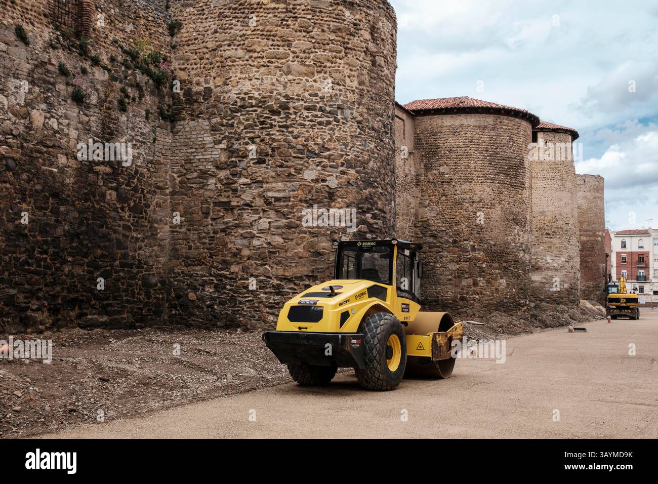 Spagna, Leon. Resti del muro romano incorporati in aggiunte medievali successive. Le autorità municipali lavorano per preservare le mura. Foto Stock