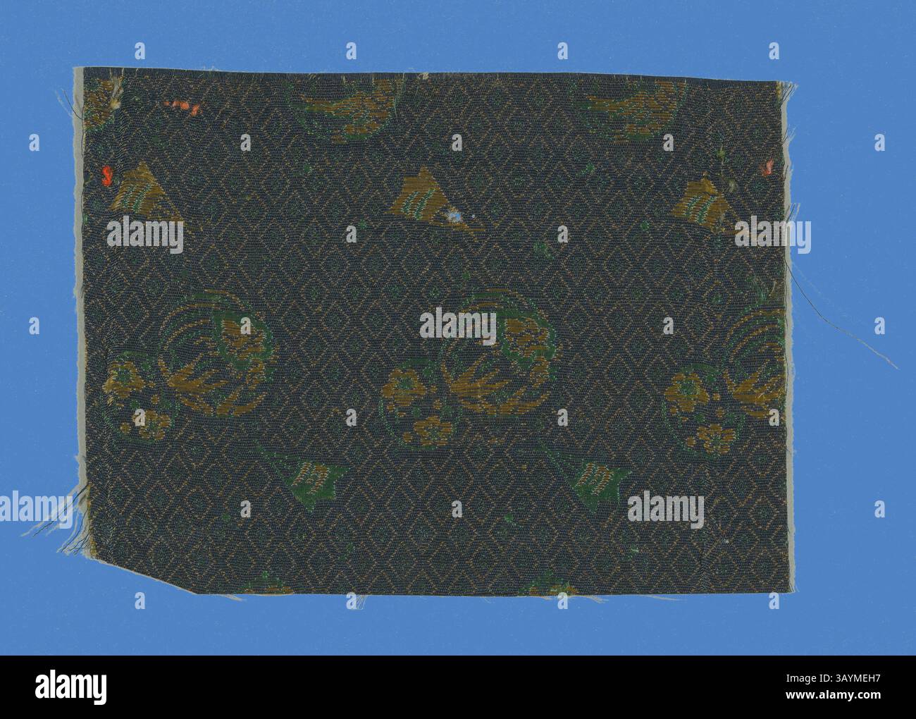 Un tessuto testurizzato caratterizzato da un intricato motivo geometrico e motivi floreali in ricche tonalità di verde e oro su sfondo scuro. Frammento, periodo Edo (1615–1868), 1775/1800, Giappone, seta, trama semplice con orditi accoppiati e trama automodellante, 12,9 x 17,1 cm (5 x 6 3/4 poll.) Arte classica con un tocco moderno reinventata da Artotop Foto Stock