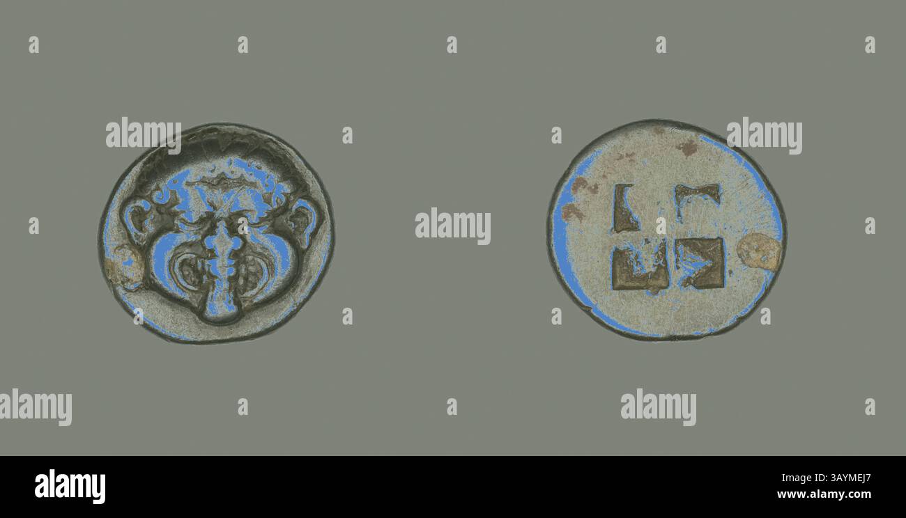 Due antichi sigilli sono esposti fianco a fianco, caratterizzati da disegni intricati. Un sigillo raffigura una creatura stilizzata con dettagli ornati, mentre l'altro mostra simboli e forme che suggeriscono uno script o un emblema. Entrambi gli oggetti riflettono l'artigianato storico e il significato culturale. Drachm (moneta) raffigurante una Gorgone, inizio V secolo a.C., greco, greco, argento, diam. Arte classica da 1,7 cm, 3,80 g con un tocco moderno reinventata da Artotop Foto Stock