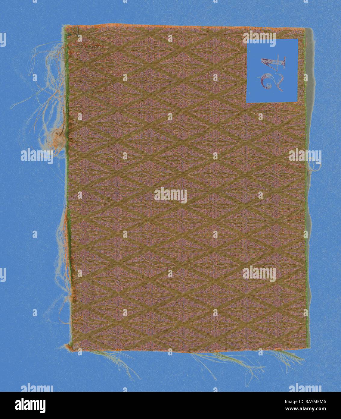 Un pezzo di tessuto testurizzato presenta un motivo geometrico a rombo in tonalità calde, con bordi sfilacciati e un'etichetta rettangolare blu nell'angolo superiore destro con il numero '46. Frammento, periodo Edo (1615–1868), 1700/25, Giappone, Damasco, seta, ordito: 13/16 poll., trama: 1/16 poll. Arte classica con un tocco moderno reinventata da Artotop Foto Stock