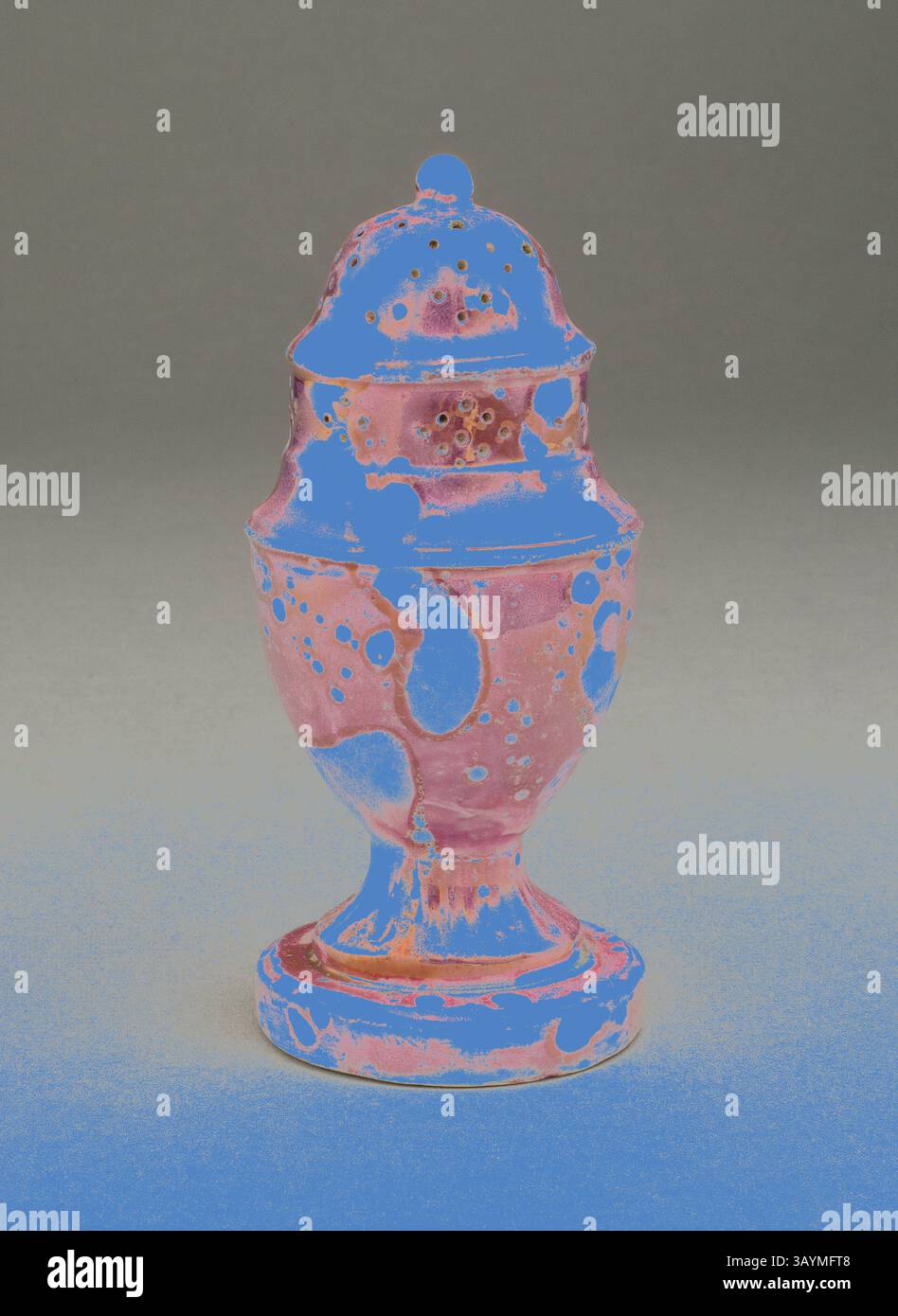 Un'urna decorativa dal design complesso, con coperchio a cupola e base a piedistallo, visualizzata su uno sfondo silenzioso che ne esalta la struttura e la forma uniche. Sale o pepe, 1810/20, Inghilterra, Sunderland, Sunderland, terracotta smaltata in piombo con decorazione lucida, H. 12,7 cm (5 poll.) Arte classica con un tocco moderno reinventata da Artotop Foto Stock
