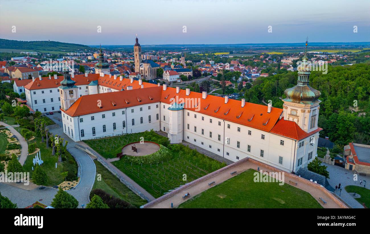 Vista al tramonto della Galleria Boema centrale a Kutna Hora, repubblica Ceca. IMMAGINE Foto Stock