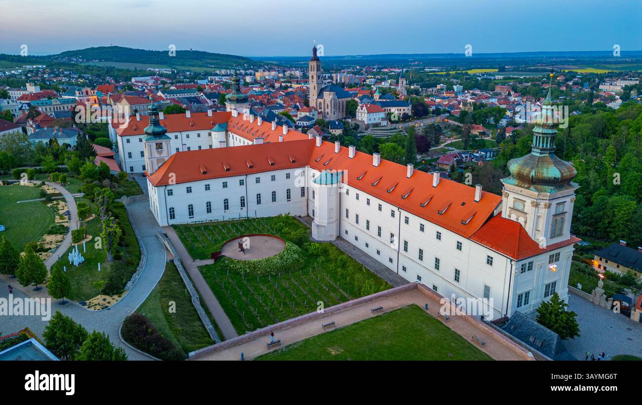 Vista al tramonto della Galleria Boema centrale a Kutna Hora, repubblica Ceca. IMMAGINE Foto Stock