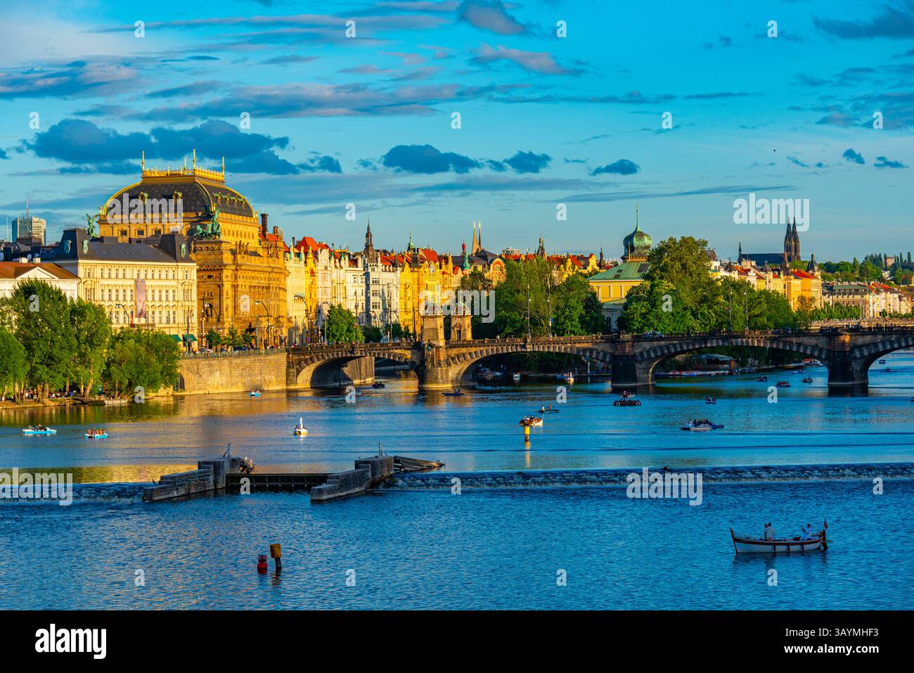 Panorama di Praga dominato dal teatro nazionale, Praga, repubblica Ceca. IMMAGINE Foto Stock