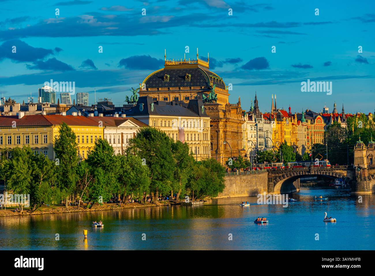 Panorama di Praga dominato dal teatro nazionale, Praga, repubblica Ceca. IMMAGINE Foto Stock