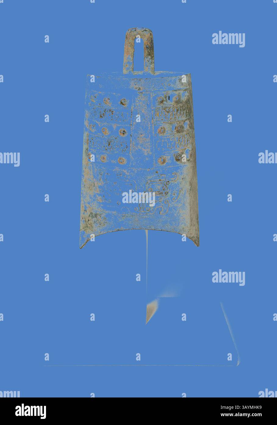 Un antico manufatto simile a una campana decorativa o a uno strumento, caratterizzato da fantasie e texture intricate, esposto in modo prominente su un vivace sfondo blu. Loop Suspension Bell (Niuzhong), dinastia Zhou orientale, periodo primaverile e autunnale (770–481 a.C.), VIII/vi secolo a.C., Cina, bronzo, 34,8 x 19,9 cm (13 3/4 x 7 13/16 pollici) Arte classica con un tocco moderno reinventata da Artotop Foto Stock