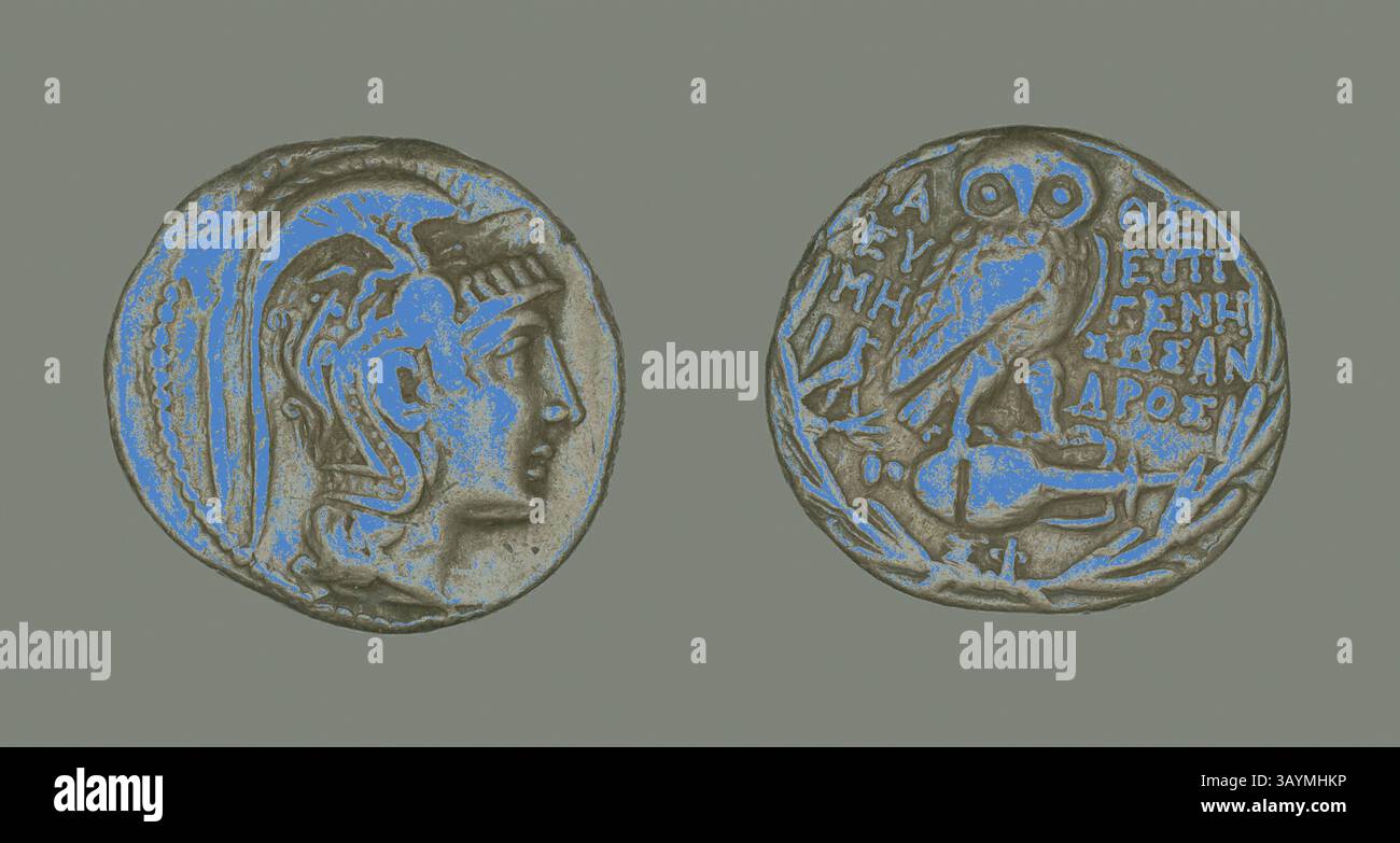 Un'antica moneta con il profilo di una figura adornata con capelli elaborati, accanto a una dettagliata raffigurazione di un'aquila e iscrizioni che mostrano la scrittura greca. Tetradrachm (moneta) raffigurante la dea Atena, circa 163 a.C., greco, Atene, Argento, diam. Arte classica da 3 cm, 16,05 g con un tocco moderno reinventata da Artotop Foto Stock