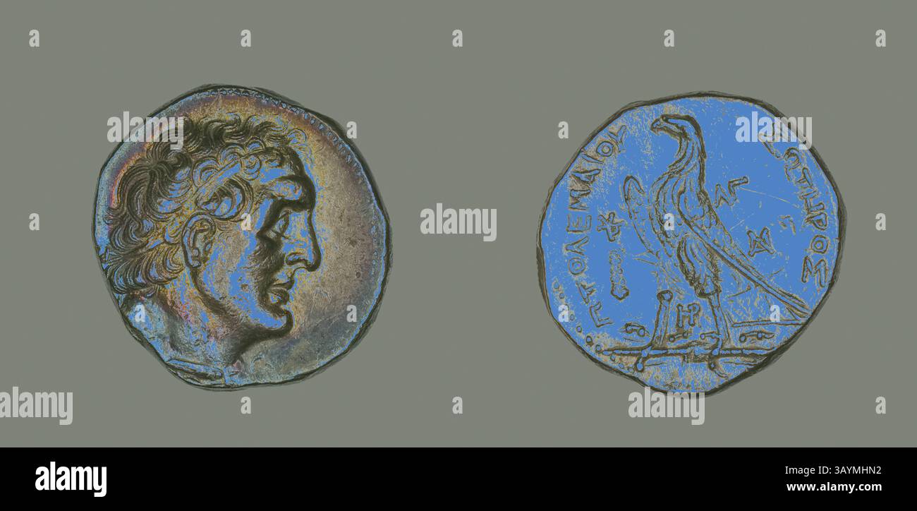 Un'antica moneta con un profilo di una figura regale su un lato e un'aquila arroccata su un ramo con iscrizioni sull'altro. I dettagli intricati del design ne evidenziano il significato storico. Tetradrachm (moneta) che ritrae re Tolomeo i, 253/252 a.C., regno di Tolomeo II (285–247 a.C.), greco-egiziano, Tiro, Argento, Diam. Arte classica da 2,7 cm, 14,14 g con un tocco moderno reinventata da Artotop Foto Stock