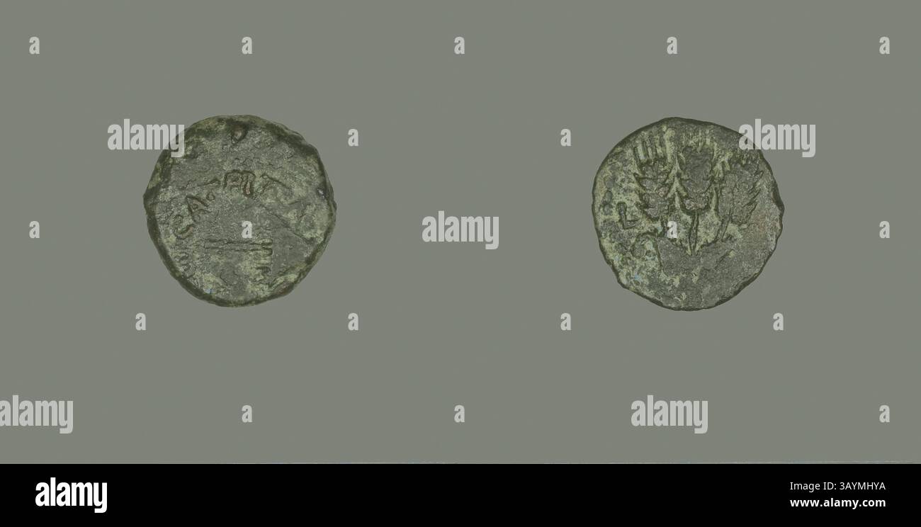 Un'antica moneta con dettagliate incisioni su entrambi i lati, raffiguranti una figura prominente e vari simboli indicativi del suo significato storico. La superficie mostra segni di età e usura, suggerendo il lungo viaggio nel tempo. Moneta raffigurante un ombrello, ad 42/43, emessa da Erode Agrippa i (ad 37–44), romana, palestinese, israeliana, bronzo, diam: 1,7 cm, 2,55 g arte classica con un tocco moderno reinventata da Artotop Foto Stock