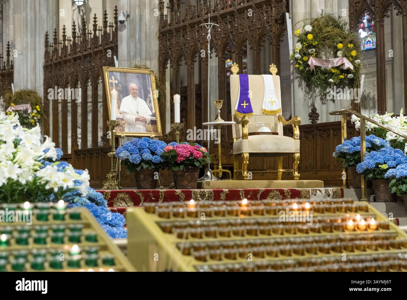 New York, Stati Uniti. 22 aprile 2025. Una foto di Papa Francesco è stata vista nella Cattedrale di San Patrizio a New York, dopo la sua scomparsa all'età di 88 anni il 22 aprile 2025. Il funerale di Papa Francesco, primo pontefice latinoamericano, si terrà a Roma il 26 aprile. Crediti: Brasile Photo Press/Alamy Live News Foto Stock