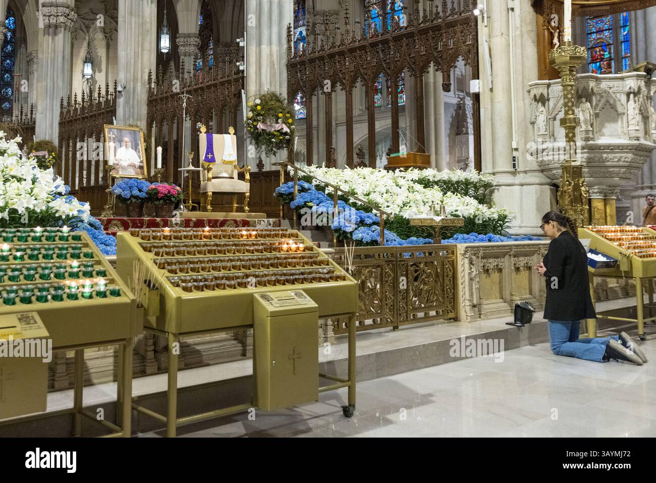 New York, Stati Uniti. 22 aprile 2025. Una foto di Papa Francesco è stata vista nella Cattedrale di San Patrizio a New York, dopo la sua scomparsa all'età di 88 anni il 22 aprile 2025. Il funerale di Papa Francesco, primo pontefice latinoamericano, si terrà a Roma il 26 aprile. Crediti: Brasile Photo Press/Alamy Live News Foto Stock