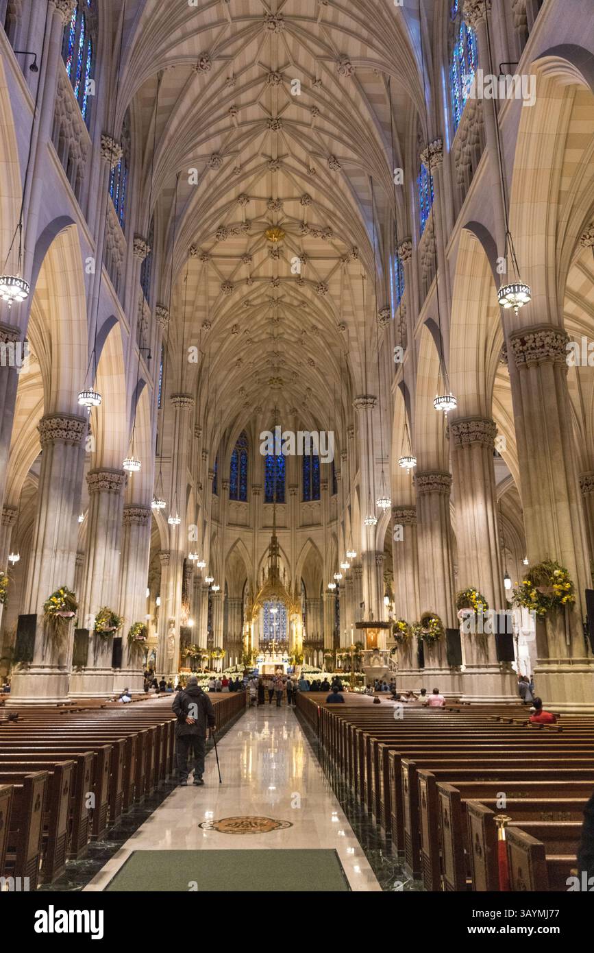 New York, Stati Uniti. 22 aprile 2025. Una foto di Papa Francesco è stata vista nella Cattedrale di San Patrizio a New York, dopo la sua scomparsa all'età di 88 anni il 22 aprile 2025. Il funerale di Papa Francesco, primo pontefice latinoamericano, si terrà a Roma il 26 aprile. Crediti: Brasile Photo Press/Alamy Live News Foto Stock