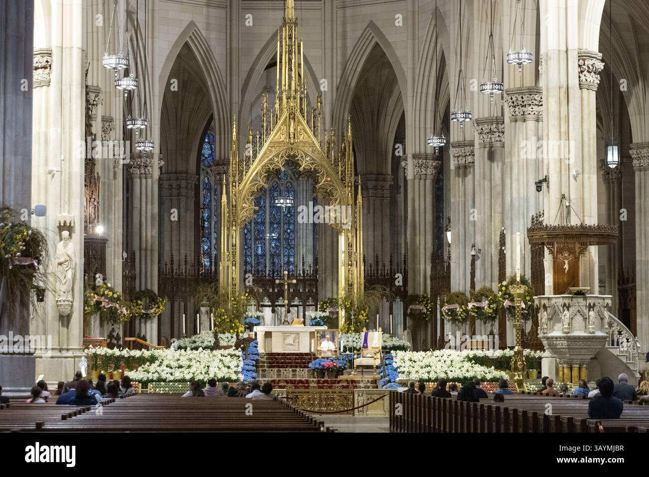 New York, Stati Uniti. 22 aprile 2025. Una foto di Papa Francesco è stata vista nella Cattedrale di San Patrizio a New York, dopo la sua scomparsa all'età di 88 anni il 22 aprile 2025. Il funerale di Papa Francesco, primo pontefice latinoamericano, si terrà a Roma il 26 aprile. Crediti: Brasile Photo Press/Alamy Live News Foto Stock