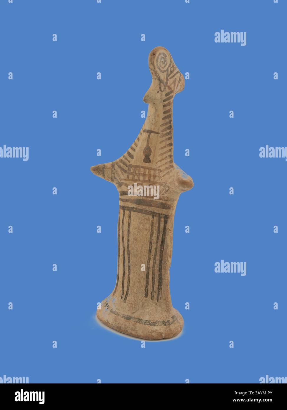 Un'antica statuetta con motivi intricati e un collo allungato, che rappresenta forse un simbolo della fertilità o una divinità di una cultura storica. L'arte dettagliata suggerisce un significato nella sua origine, mettendo in mostra l'artigianato e il patrimonio culturale. Statuetta di una dea, 600/580 a.C., greca, Beozia, Dodona, terracotta, 18,2 x 7,7 x 6,8 cm (7 3/16 x 3 1/16 x 2 11/16 pollici) Arte classica con un tocco moderno reinventata da Artotop Foto Stock