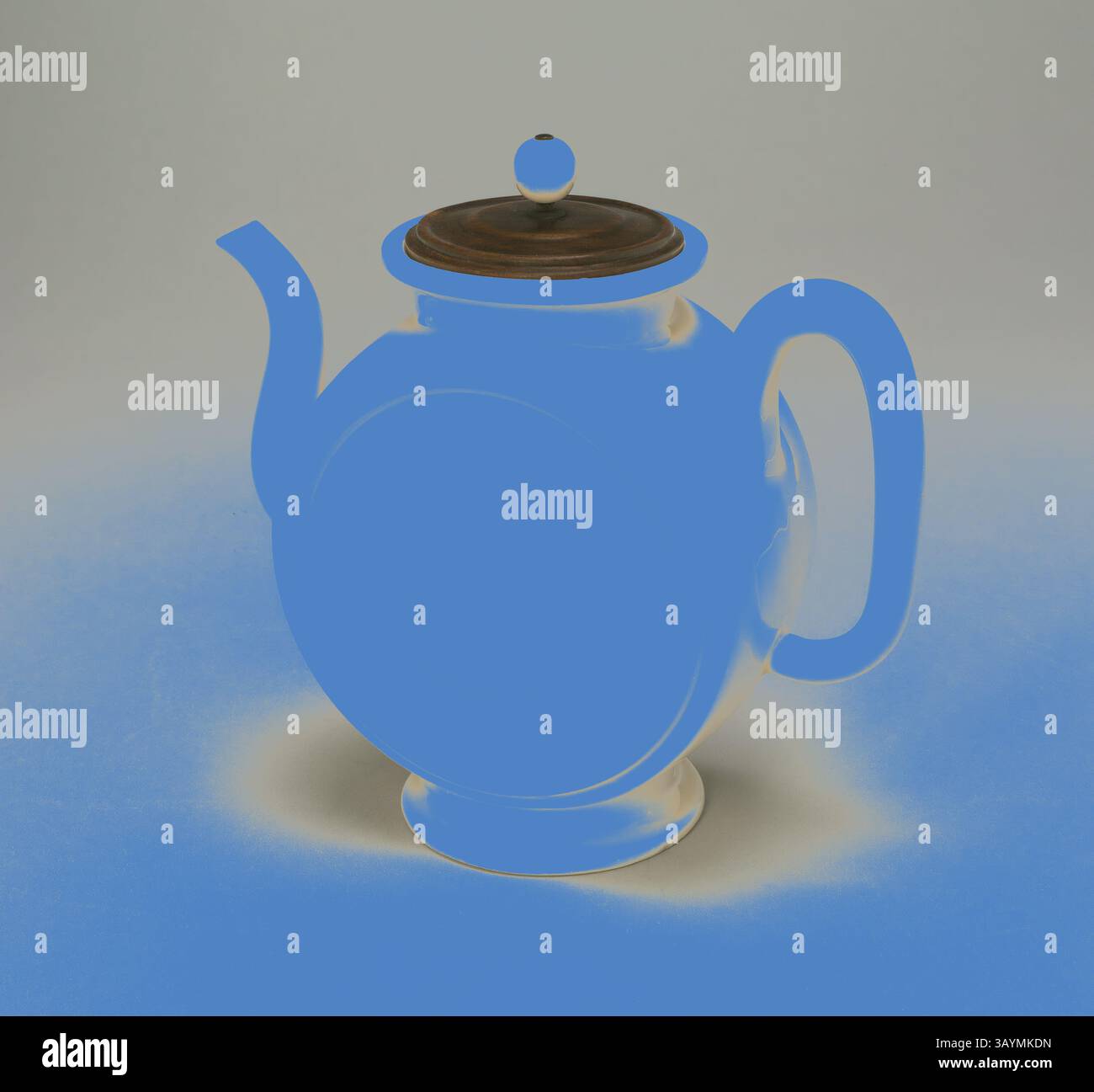 Teiera stilizzata con corpo arrotondato e beccuccio curvo, con coperchio in legno e finitura sferica. Il design è caratterizzato da un'audace tonalità blu, che ne esalta la silhouette elegante su uno sfondo leggermente illuminato. Teiera appiattita (Bianhu), dinastia Qing (1644–1911), metà del XVII secolo, Cina, ceramica Dehua (blanc de chine), porcellana, H. 13 cm (5 1/8 poll.), diam. 7,0 cm (3/4 poll.) Arte classica con un tocco moderno reinventata da Artotop Foto Stock
