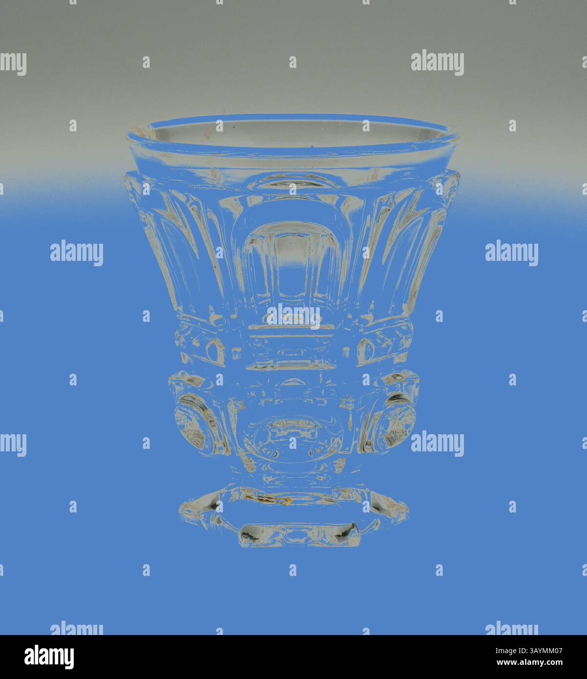 Un vaso in cristallo splendidamente realizzato con disegni complessi, con motivi ornati e una base robusta, si distingue su uno sfondo blu brillante. Calice, fine XVIII secolo, Spagna, vetro, H. 10,8 cm (4 1/4 pollici) Arte classica con un tocco moderno reinventata da Artotop Foto Stock