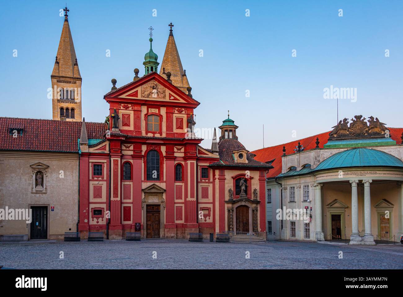 Vista al tramonto del convento di San Giorgio al castello di Praga, repubblica Ceca. IMMAGINE Foto Stock