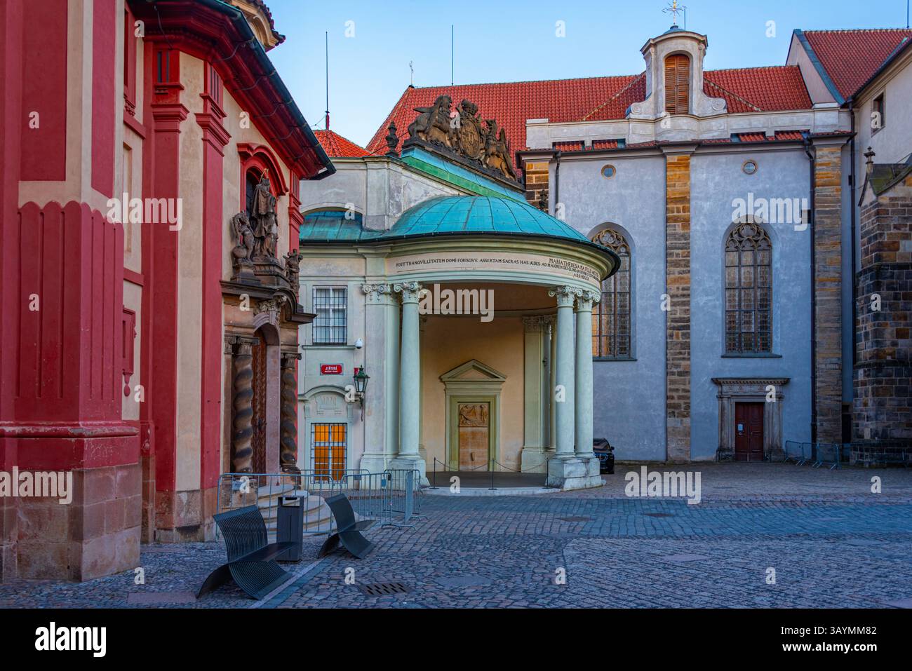 Vista al tramonto del convento di San Giorgio al castello di Praga, repubblica Ceca. IMMAGINE Foto Stock