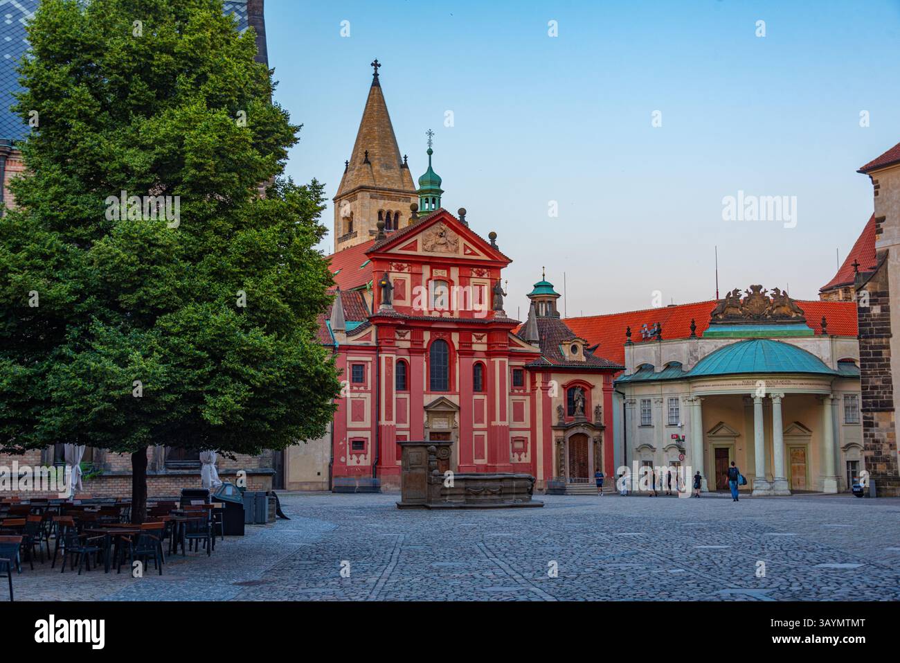 Vista al tramonto del convento di San Giorgio al castello di Praga, repubblica Ceca. IMMAGINE Foto Stock