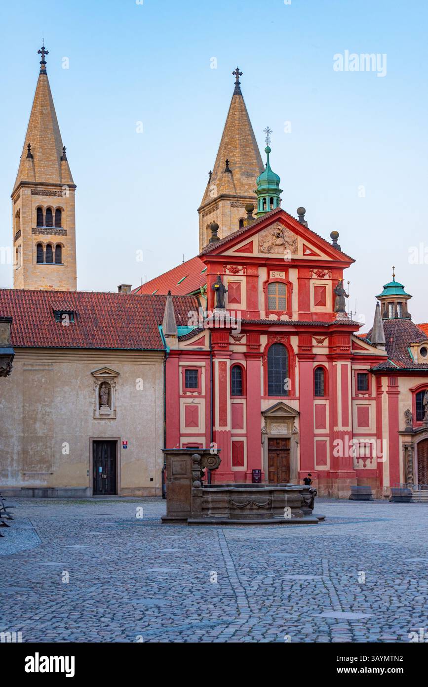 Vista al tramonto del convento di San Giorgio al castello di Praga, repubblica Ceca. IMMAGINE Foto Stock
