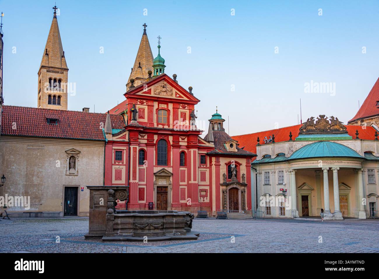 Vista al tramonto del convento di San Giorgio al castello di Praga, repubblica Ceca. IMMAGINE Foto Stock