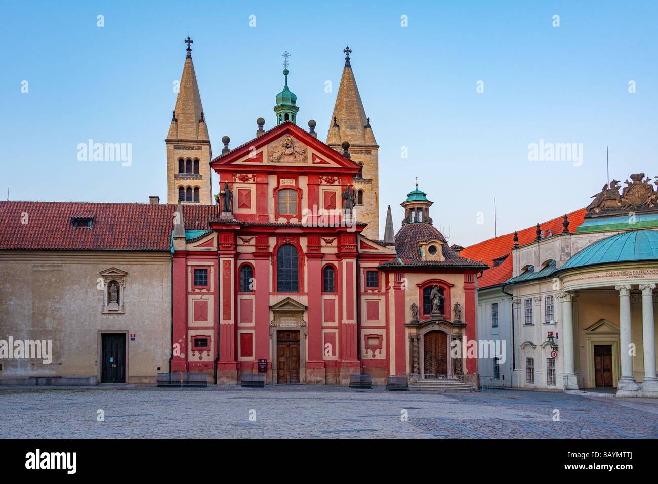 Vista al tramonto del convento di San Giorgio al castello di Praga, repubblica Ceca. IMMAGINE Foto Stock