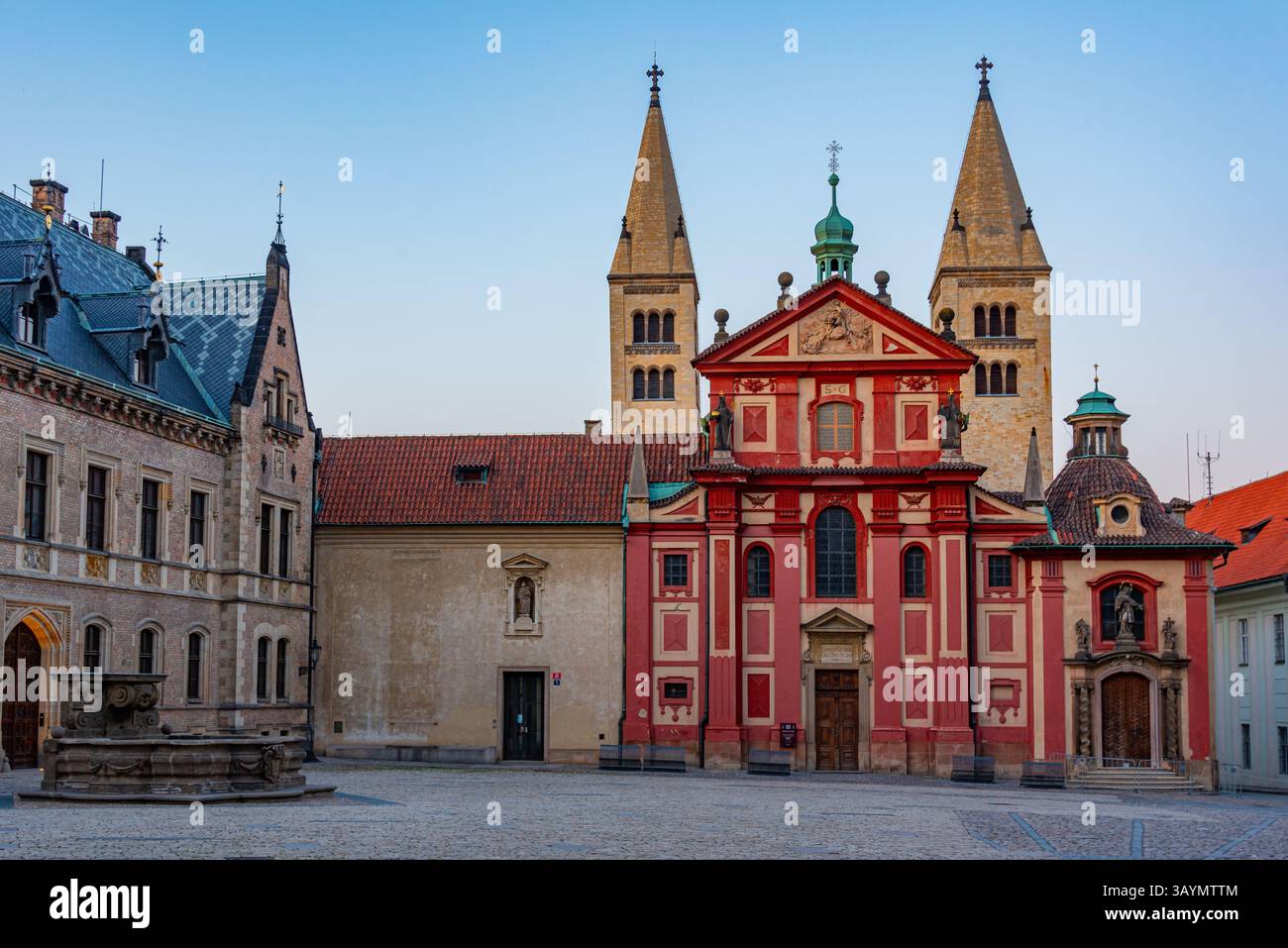 Vista al tramonto del convento di San Giorgio al castello di Praga, repubblica Ceca. IMMAGINE Foto Stock