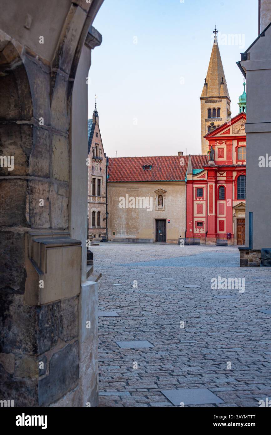 Vista al tramonto del convento di San Giorgio al castello di Praga, repubblica Ceca. IMMAGINE Foto Stock