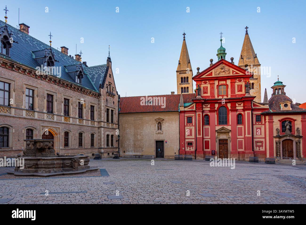 Vista al tramonto del convento di San Giorgio al castello di Praga, repubblica Ceca. IMMAGINE Foto Stock