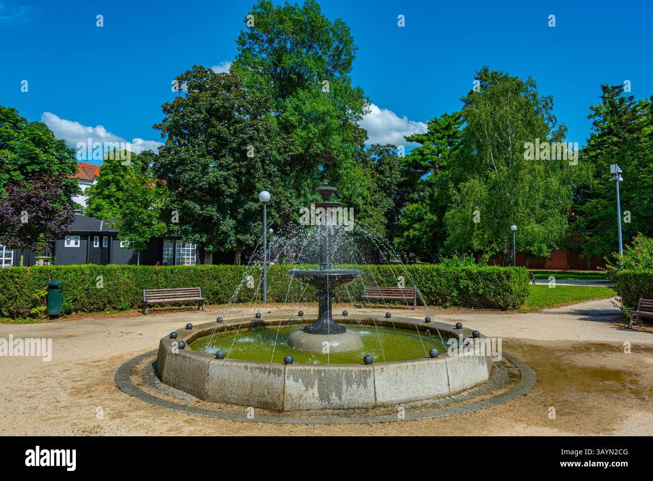 Passeggiata principale a Breclav durante una giornata di sole, repubblica Ceca. IMMAGINE Foto Stock